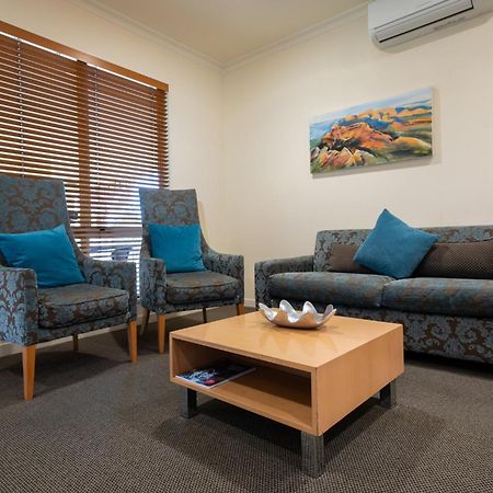 Regal Palms Resort Rotorua Eksteriør bilde A living room in a typical apartment