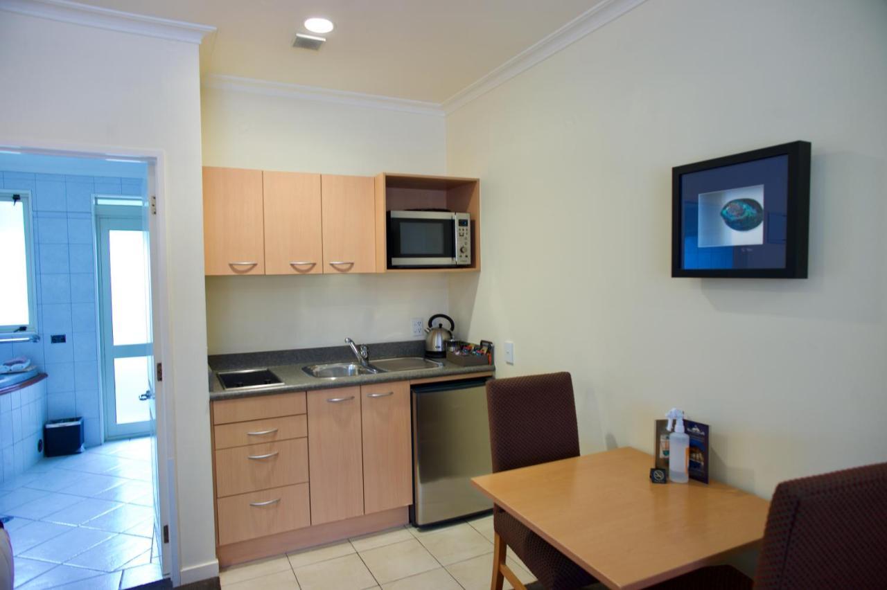 Regal Palms Resort Rotorua Eksteriør bilde A kitchenette in a hotel room