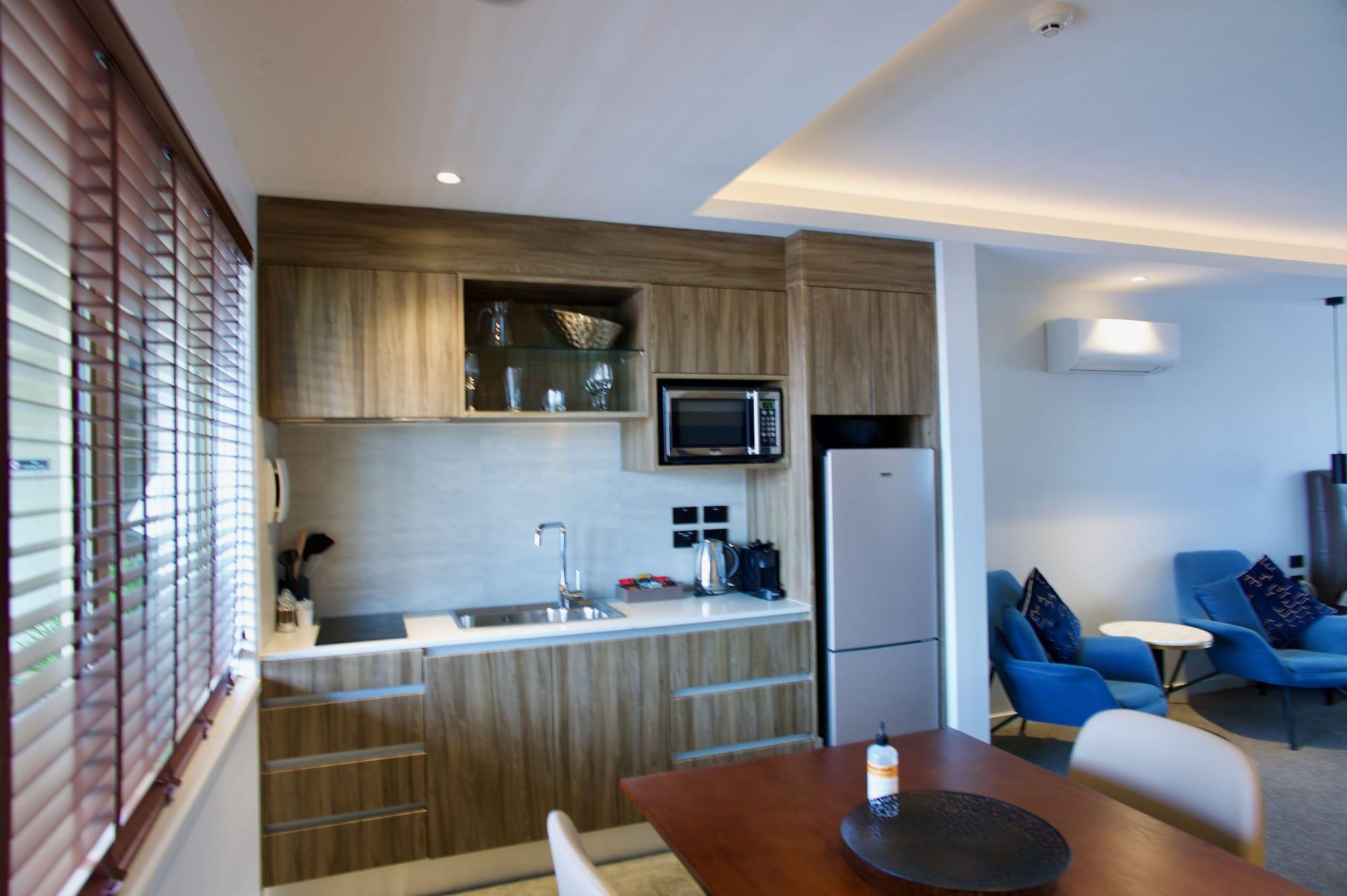 Regal Palms Resort Rotorua Eksteriør bilde A kitchen in a hotel suite