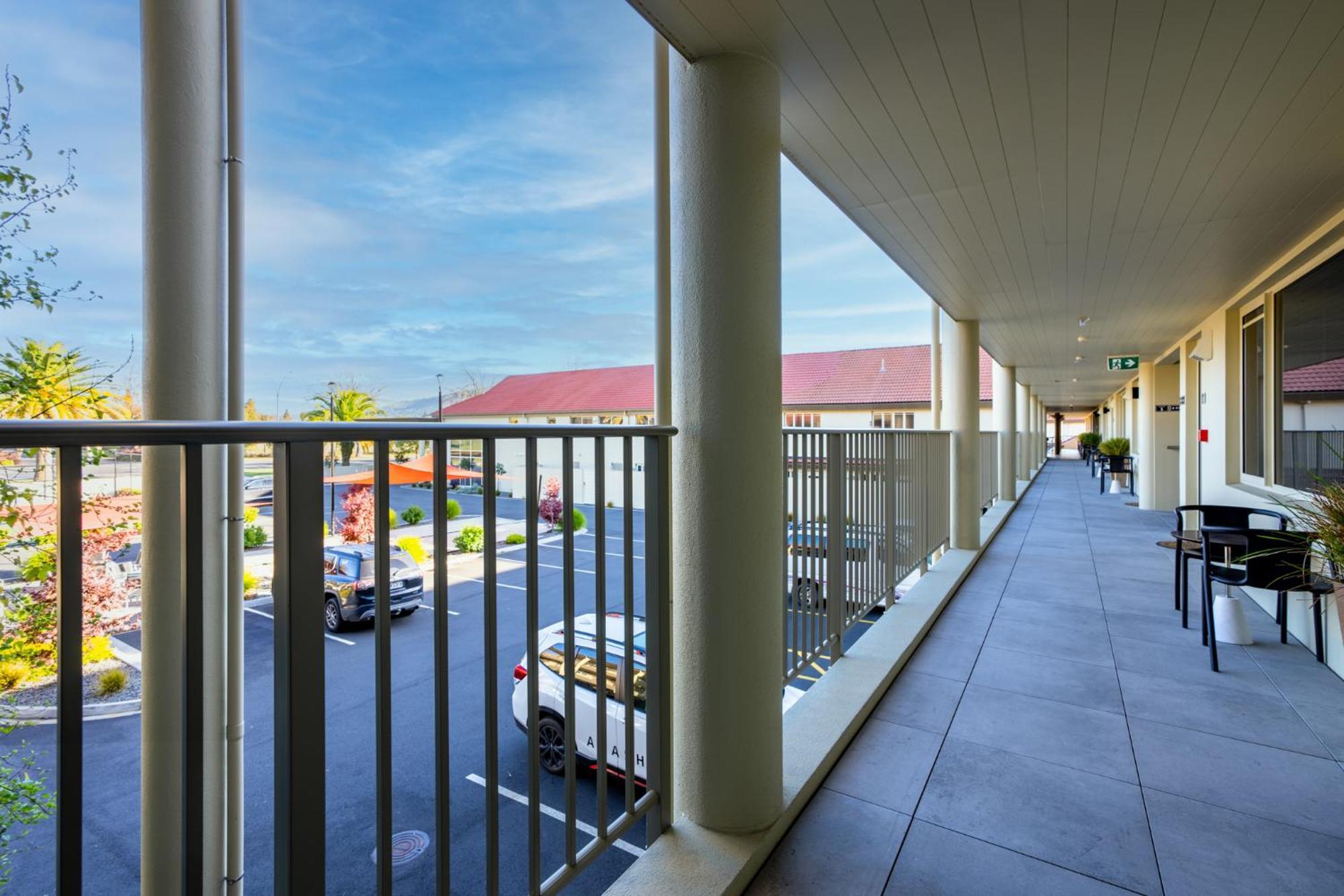 Regal Palms Resort Rotorua Eksteriør bilde A balcony at the hotel