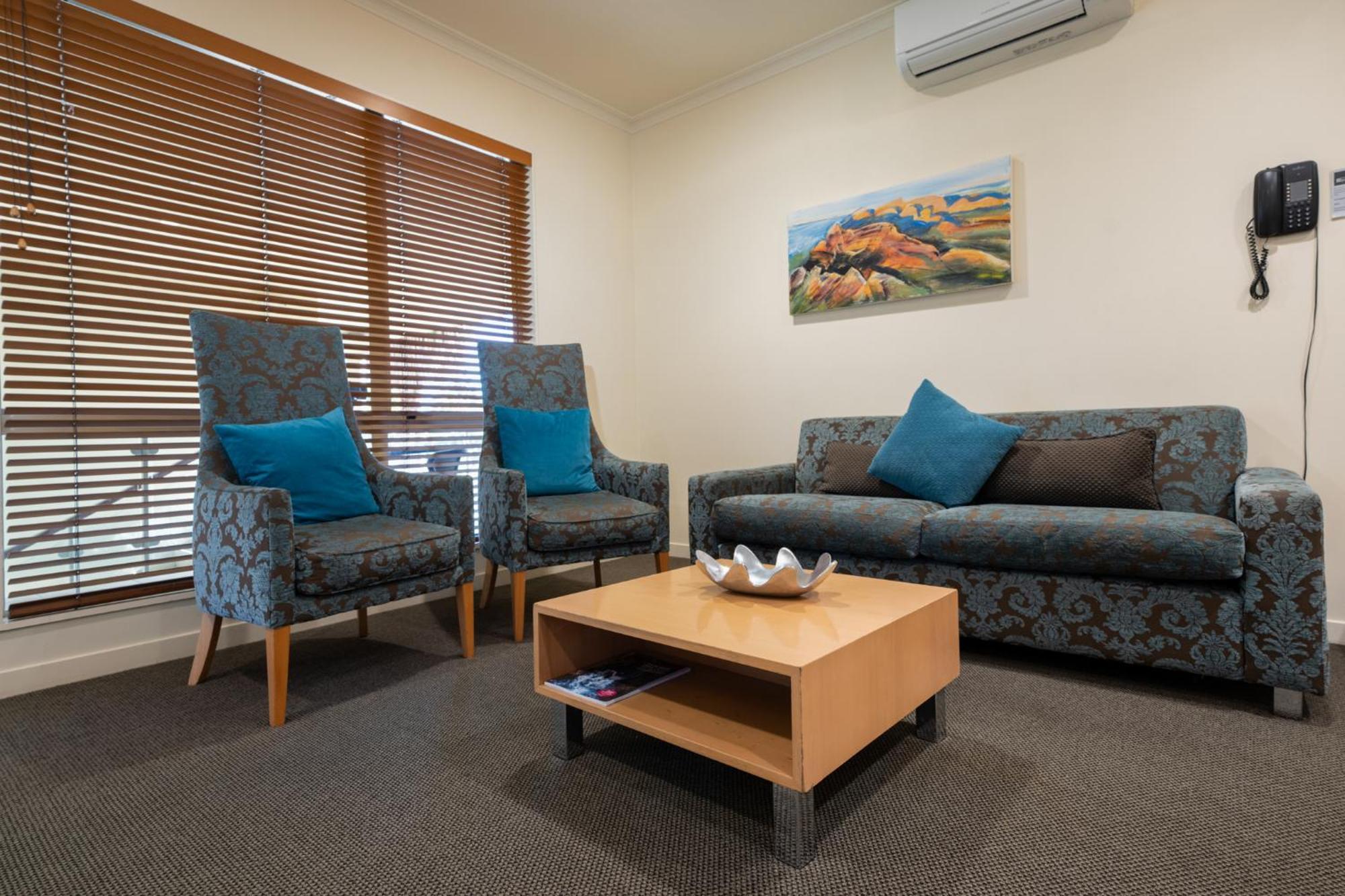 Regal Palms Resort Rotorua Eksteriør bilde A living room in a typical apartment